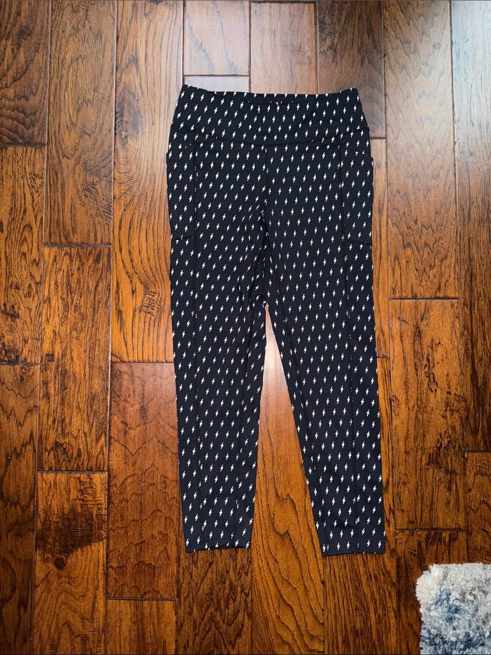 EUC Oiselle reflective leggings lightning bolts, size 8 - Picture 3 of 3